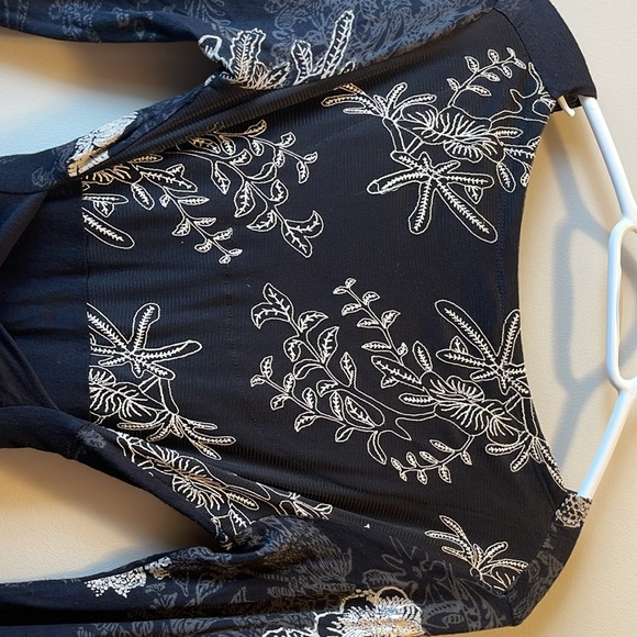 Desigual dress size small. V-neck with tie-back - Picture 3 of 11